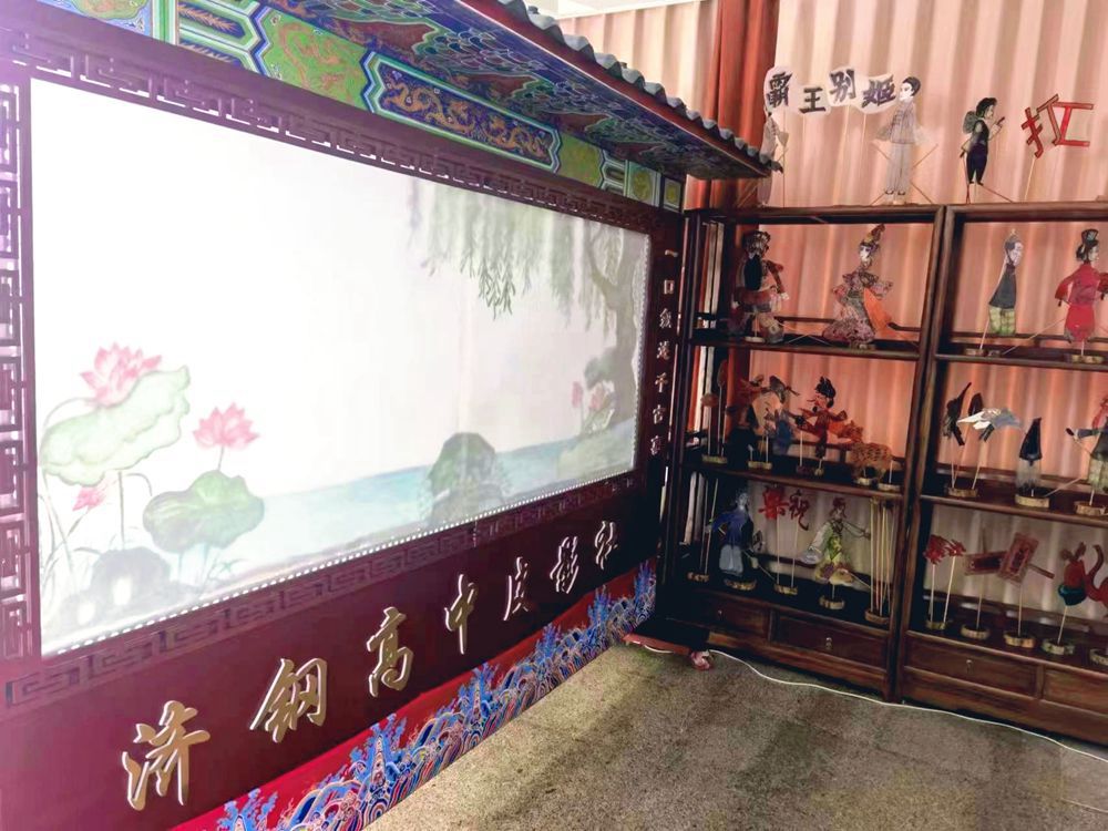 学生皮影戏表演戏台张芮嘉摄.jpg